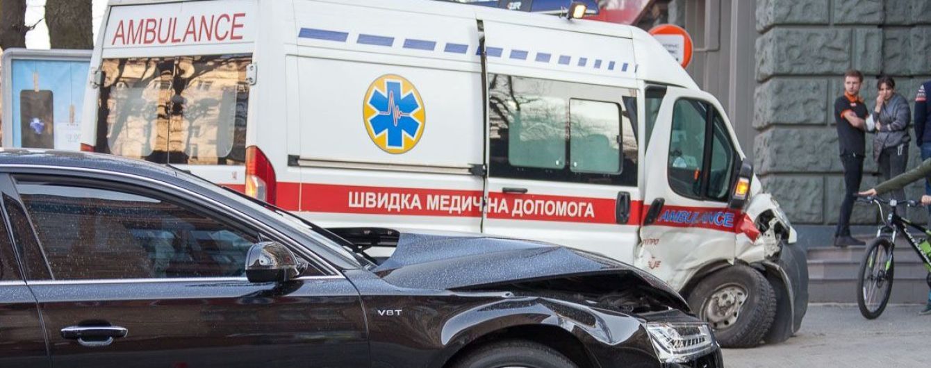 В центрі Дніпра Audi збила швидку, яка з сиреною їхала на екстрений виклик