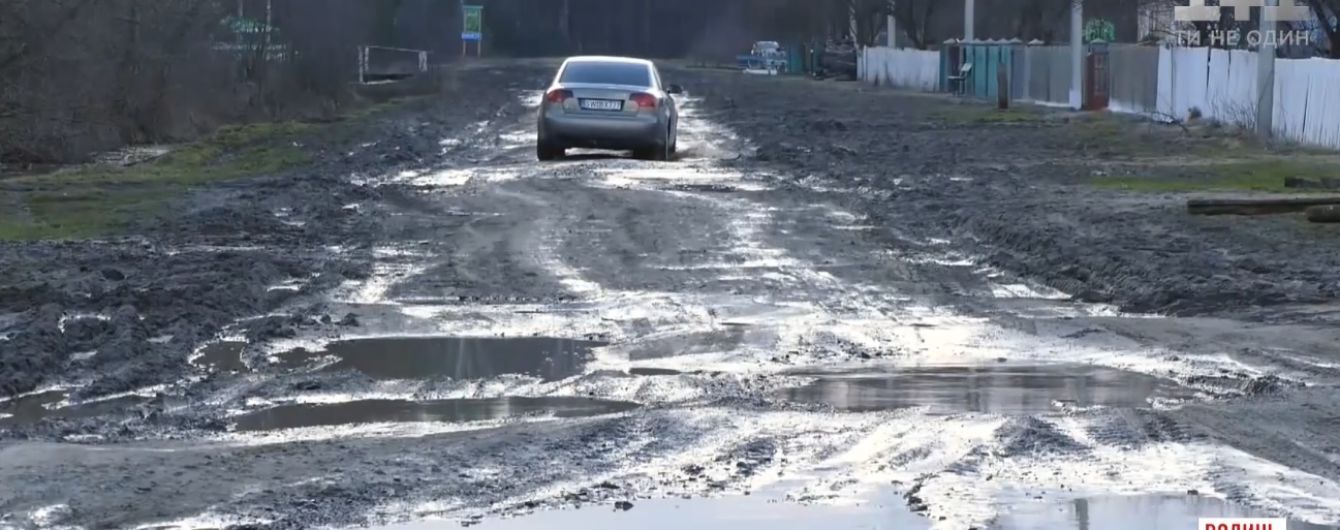 Жителі Карпилівки вийшли всім селом на протест, аби їм відремонтували дорогу в суцільних ямах і вибоїнах