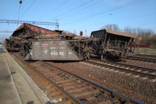 На Львівщині перекинувся вантажний поїзд, заблокувавши рух пасажирських потягів