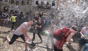 У центрі Львова влаштували масове обливання водою
