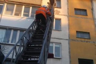 В Кременчуге заметили маленького ребенка в окне, который сидел и плакал