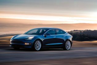 Tesla Model 3 на автобане разогнали до 220 км/час