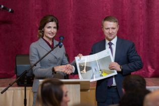 С новой прической и в старом костюме: Марина Порошенко посетила Киевскую область