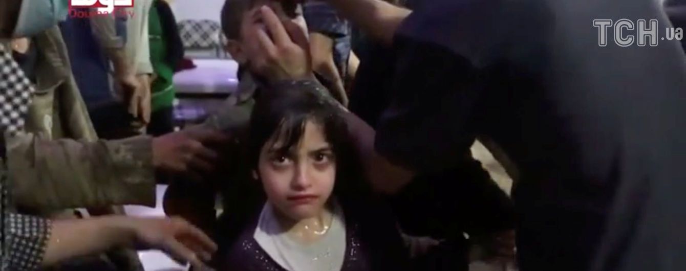 После химатаки в Сирии детям давали ингаляторы и обливали их водой, чтобы смыть яд