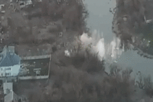 Военные показали видео, как вражеский танк обстреливает Пески. Эксклюзив ТСН