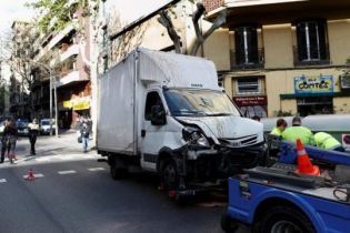 В Барселоне грузовик въехал в группу пешеходов, есть раненые