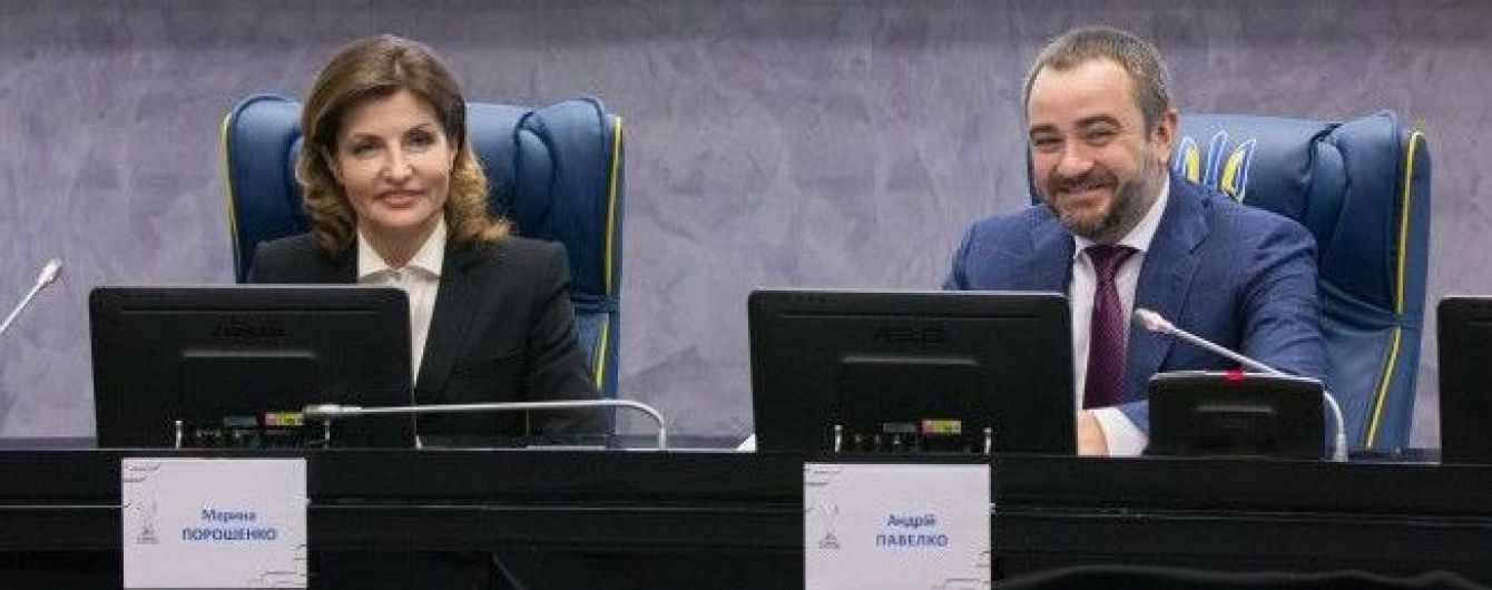В молочной рубашке и строгом костюме: Марина Порошенко в деловом образе встретилась с детьми