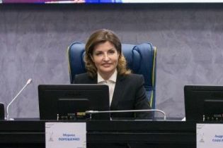 В молочной рубашке и строгом костюме: Марина Порошенко в деловом образе встретилась с детьми
