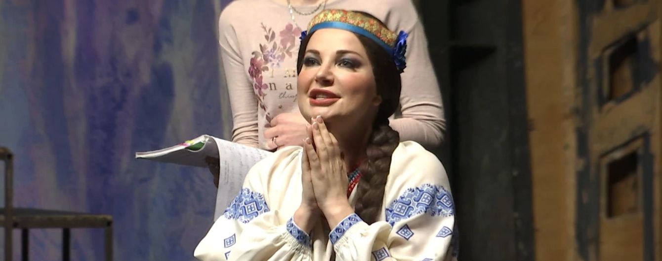 Максакова перетворилась на козачку-брюнетку на сцені та розповіла про нове життя