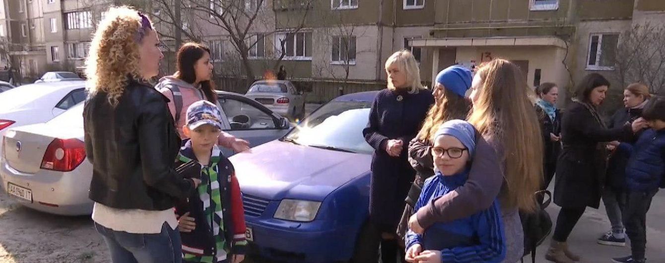У Києві 8-річний хлопчик, який тероризував однокласників, продовжує бити дітей у новій школі