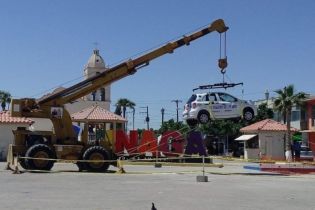 Однажды в Мексике: из выигранного автомобиля сделали послание потомкам