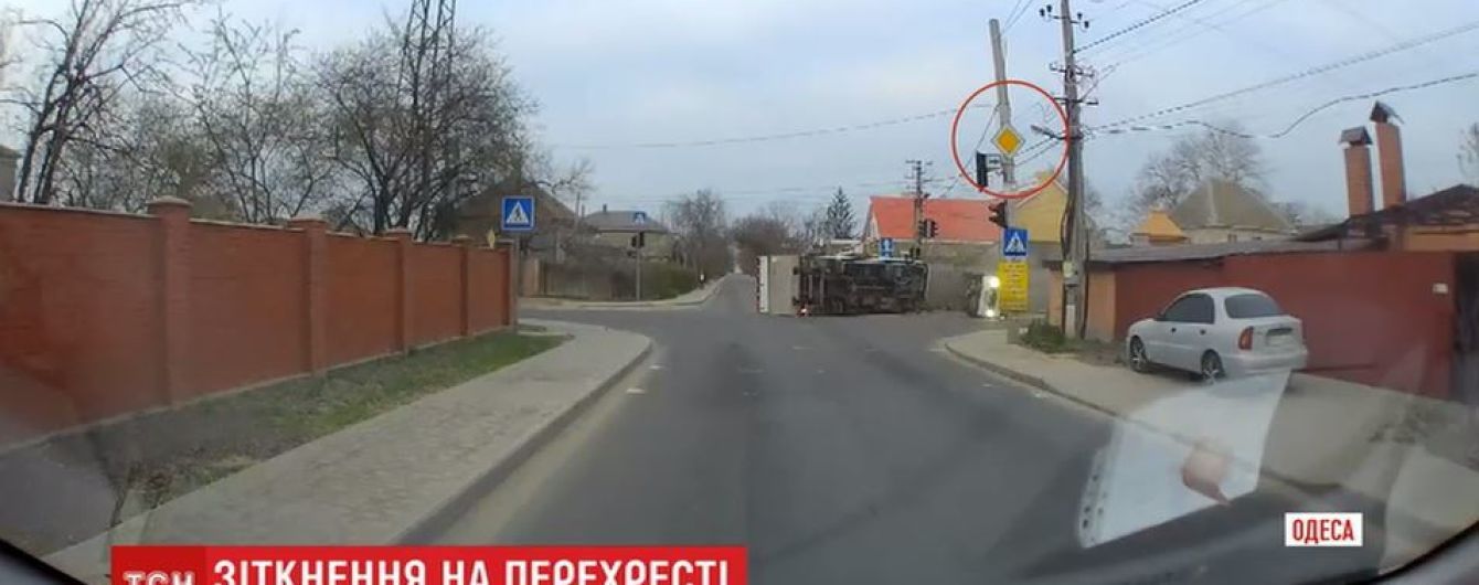 З'явилось відео, як в Одесі маршрутка вилетіла на перехрестя і "знесла" вантажівку