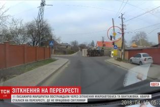 З'явилось відео, як в Одесі маршрутка вилетіла на перехрестя і "знесла" вантажівку