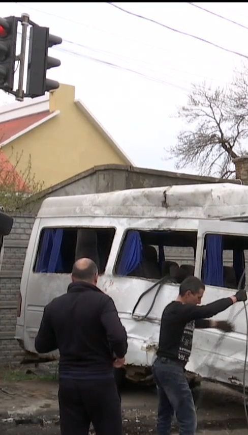 В Одесі маршрутка зіткнулася із вантажівкою, є постраждалі