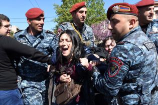 Десятки госпіталізованих і вибухи. У Єревані сталися сутички між мітингувальниками і поліцією