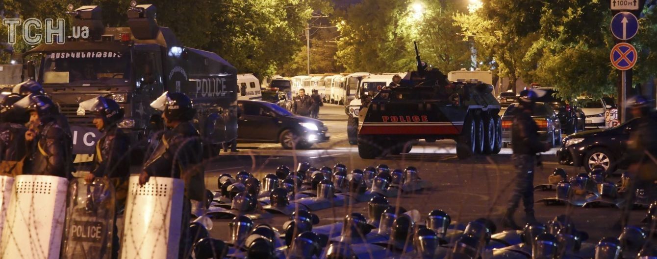 У Вірменії опозиція оголосила початок "оксамитової революції"