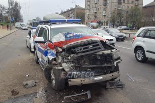 В Киеве маршрутка с пассажирами возле остановки "подрезала" скорую, есть пострадавший