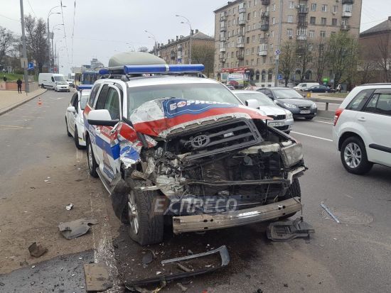 У Києві маршрутка з пасажирами біля зупинки "підрізала" швидку, є постраждалий
