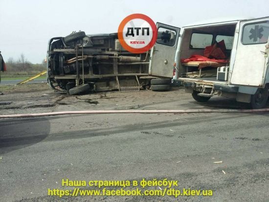 На Одеській трасі бензовоз в'їхав у працівників дорожньої служби. Є жертви