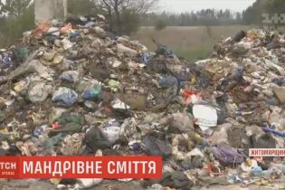 У селах на Житомирщині скинули до 90 тонн сміття зі Львова