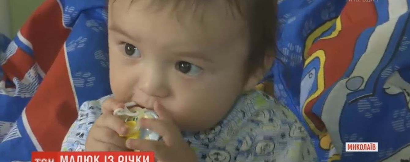 Малюк, якого мама жбурнула з мосту у Миколаєві, одужує і готується до хрестин
