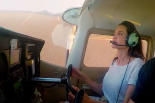 Анджелина Джоли оказалась искусным пилотом и посадила самолет