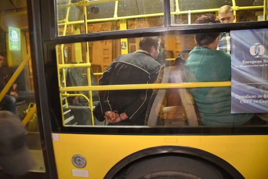 Двоє поранених та заблоковані всі пасажири. Подробиці п'яної різанини в тролейбусі в Києві