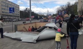 У Києві з новозбудованого ТРЦ зірвало залізні листи й травмувало жінку