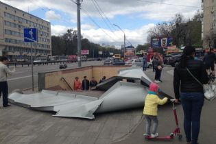 У Києві з новозбудованого ТРЦ зірвало залізні листи й травмувало жінку