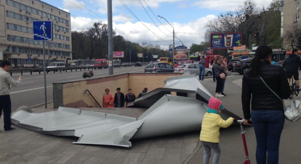 У Києві з новозбудованого ТРЦ зірвало залізні листи й травмувало жінку