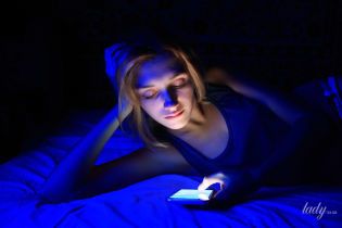Страшный синий: как свет от гаджетов способствует старению кожи
