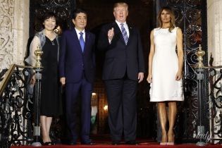 Элегантные дамы на ужине: Мелания Трамп в белом платье, Аки Абэ - в черном
