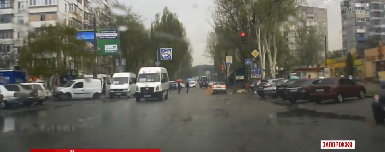 В Запорожье пьяный парень на Mazda сбил трех женщин на глазах патрульных