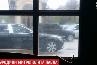 С дорогими иномарками и угрозами журналистам: в Киево-Печерской лавре отпраздновали день рождения одиозного митрополита