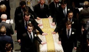 Чотири екс-президенти та діюча перша леді США прийшли попрощатись з Барбарою Буш