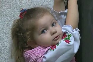 Допоможіть Вікусі почути голоси рідних людей