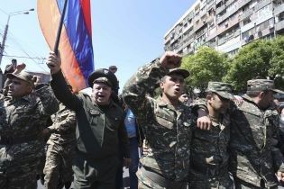Минобороны Армении осудило участие военных в протестах в Ереване и пригрозило жесткими мерами