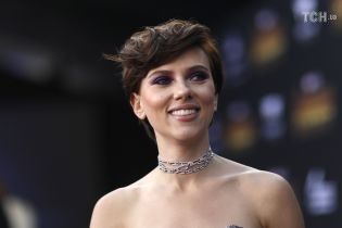 Усміхнена та закохана Скарлетт Йоханссон вийшла в світ з новим обранцем