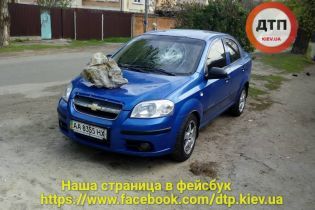 В Киеве на автомобили бросают камни и мусор