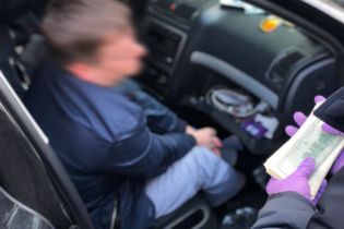 У Києві на хабарі у майже півсотні тисяч доларів схопили співробітника СБУ