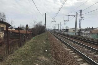 Під Києвом хулігани камінням закидають потяги