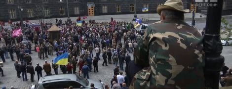 Невдоволені "афганці" побилися з поліцією під Кабміном та перекрили вулицю Грушевського