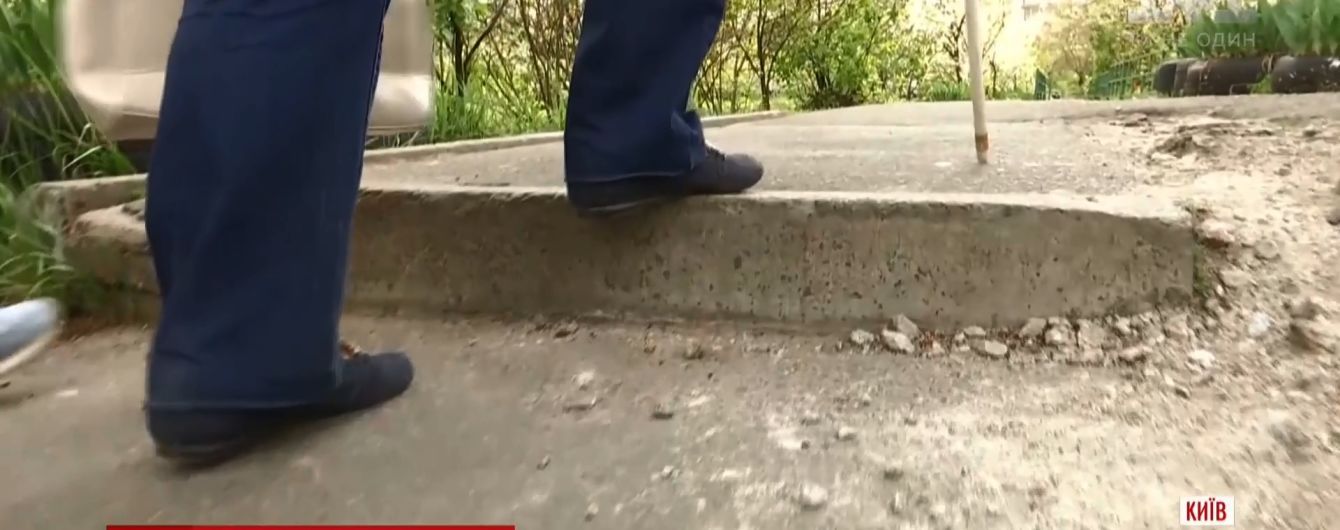 Загрозливий Київ: найбільшим містом країни небезпечно пересуватися людям із вадами зору