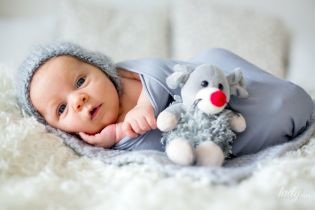 Почему не нужно пеленать новорожденного