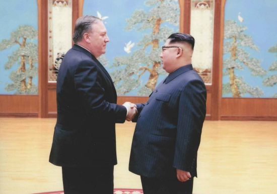 У Мережі з'явилися фото секретної зустрічі нового держсекретаря США Майка Помпео і Кім Чен Ина