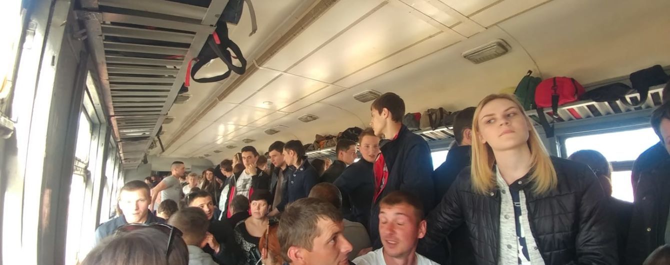 "Як колись возили полонених": на Львівщині обурені пасажири заблокували залізницю