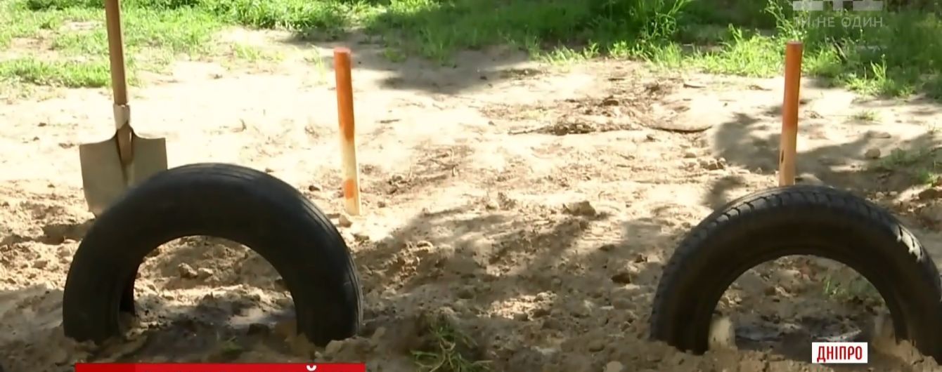 У Дніпрі власник джипа побив пенсіонерів, які заважали йому паркуватися на газоні