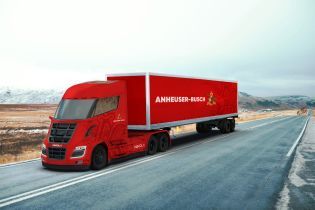 Американское пиво будут перевозить на водородных грузовиках Nikola