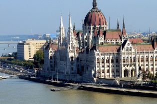 "Становить небезпеку для сусідів". Угорщина закликає НАТО переглянути програму підтримки України
