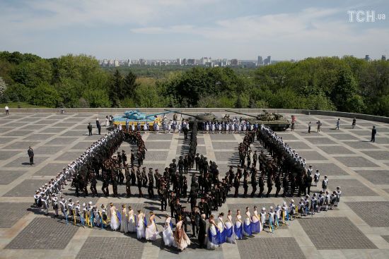 У Києві сотні школярів та кадетів вишикувалися у величезний тризуб